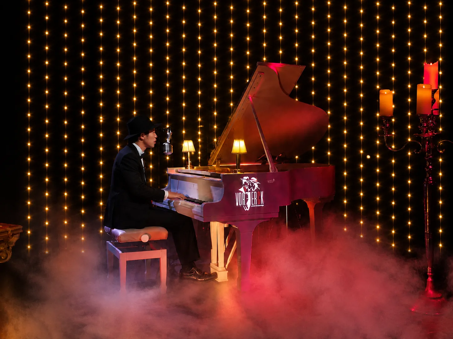 Pianist am weißen Flügel mit Vorwerck Logo vor leuchtendem Lichtervorhang