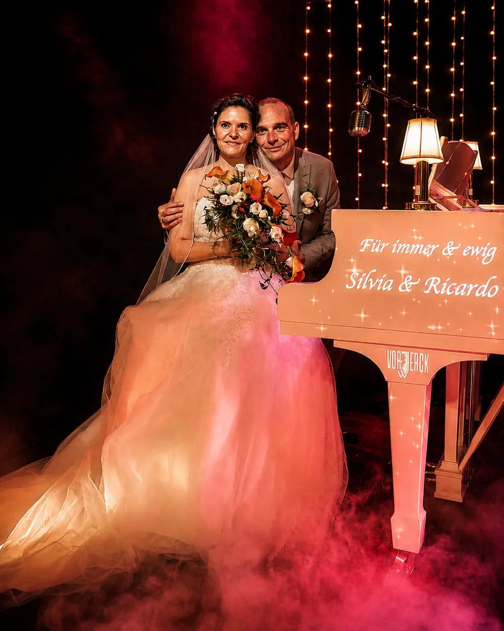 Brautpaar am weißen Flügel im Vorwerck Berlin, Namen auf dem Flügel projiziert