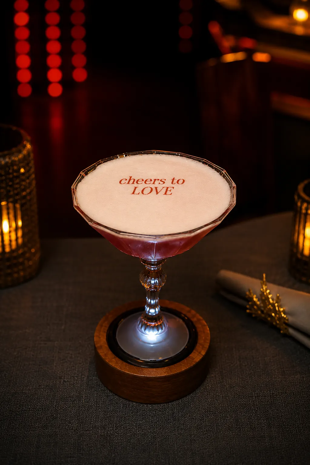 personalisierter Cocktail mit Schriftzug im Schaum
