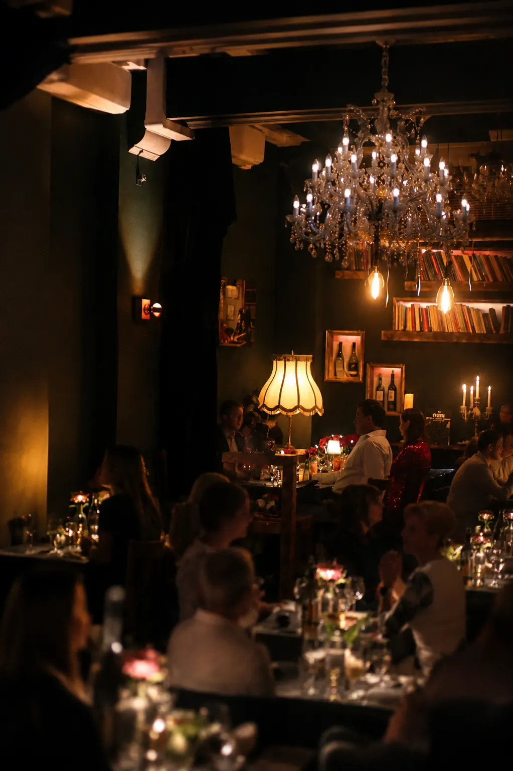 Grand Salon im Vorwerck Berlin mit Kronleuchter, Bücherwänden und Gästen im Kerzenlicht