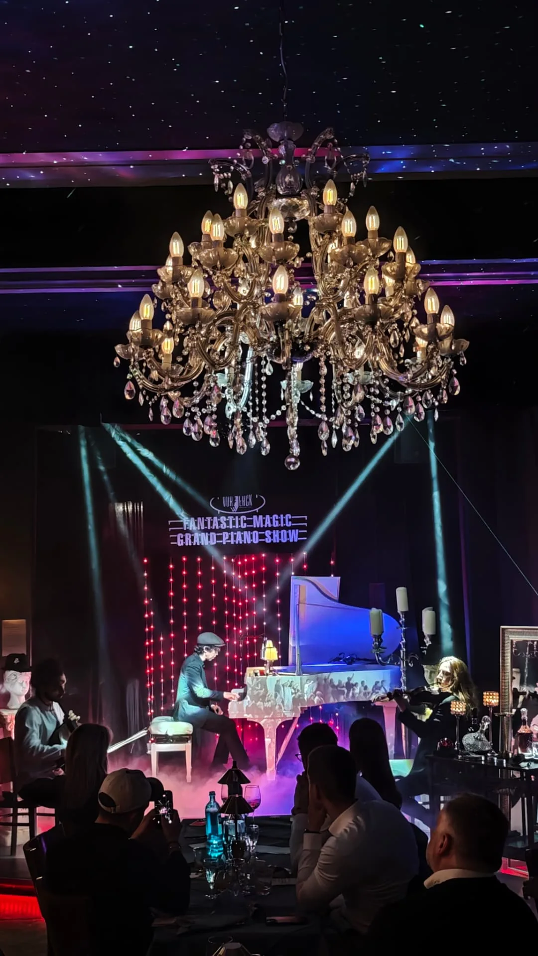 Live Performance am weißen Flügel vor vollem Haus im Vorwerck Berlin