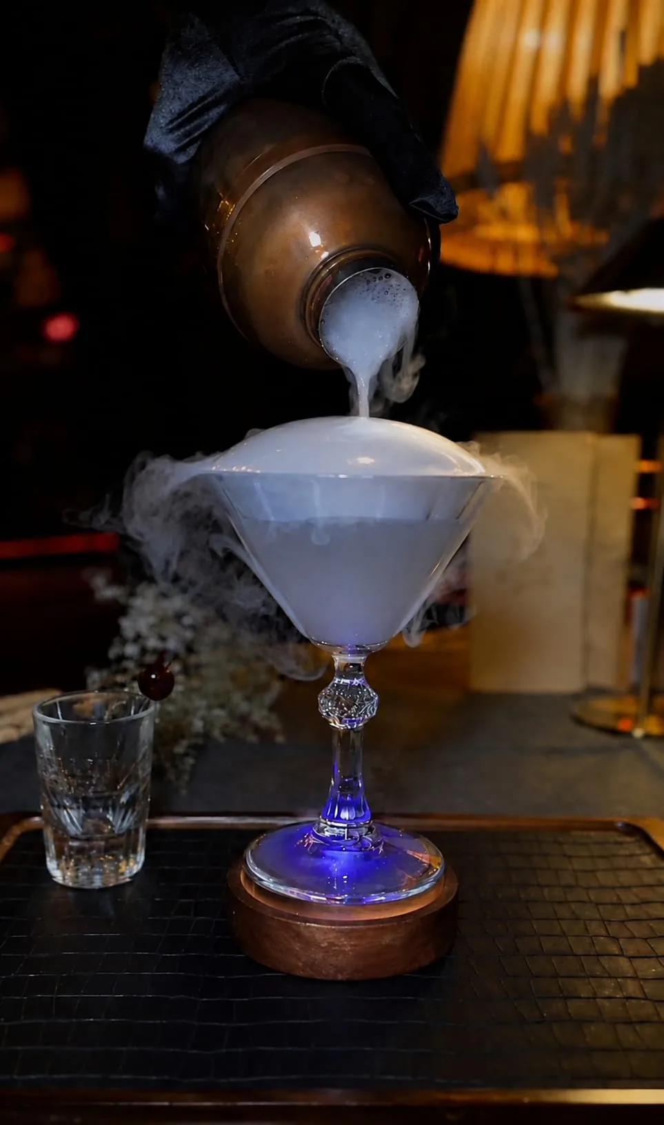 Chefs Mitch Martini mit Rauch an der Bar des Vorwerck Berlin